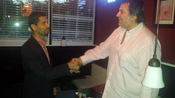 La voz en español de TNA, Willie Urbina, se reune con el presidente de la WWL, Richard Negrin.