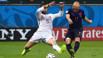 Arjen Robben (Netherlands) in his way to make the 5th goal against Spain, defeats Sergio Ramos (Spain).