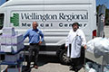 James Watson, director de la cadena de suministro en el Wellington Regional Medical Center, recoge los suministros mÃ©dicos de Ed Willey, decano de Ciencias de la Salud en PBSC.
